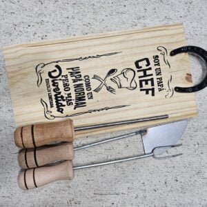 TABLA 20 X 38 CON HERRADURA DE PLASTICO CON CUCHILLO Y TENEDOR ACERO INOXIDABLE MAS CHAIRA ( ESTAMPAS SURTIDAS)