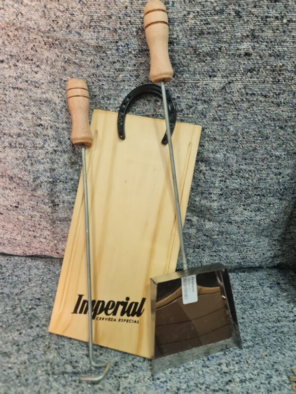 TABLA 20 X 38 CON HERRADURA DE PLASTICO MAS PALA Y ATIZADOR ACERO INOXIDABLE ( ESTAMPAS VARIADAS)