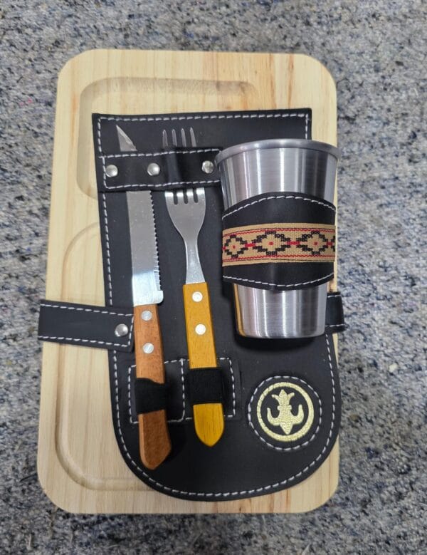 SET ASADO (PLATO DE CAMPO+CUERITO+VASO+CUCHILLO Y TENEDOR)