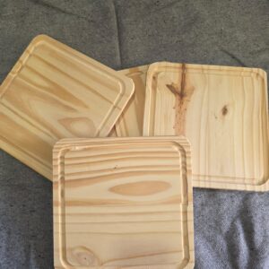 50 PLATOS CUADRADO DE 25X25CM DE PINO